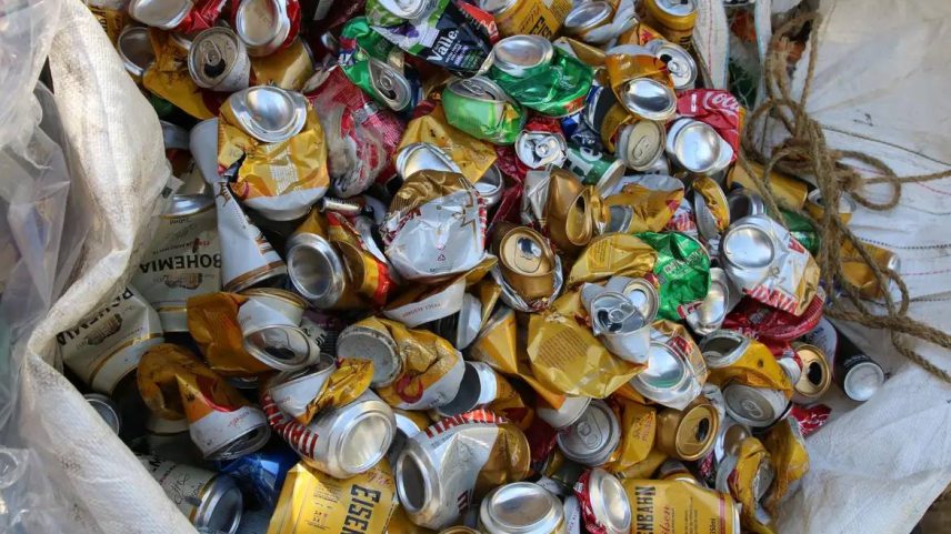 Latas recicladas (Foto: Rovena Rosa/Agência Brasil)