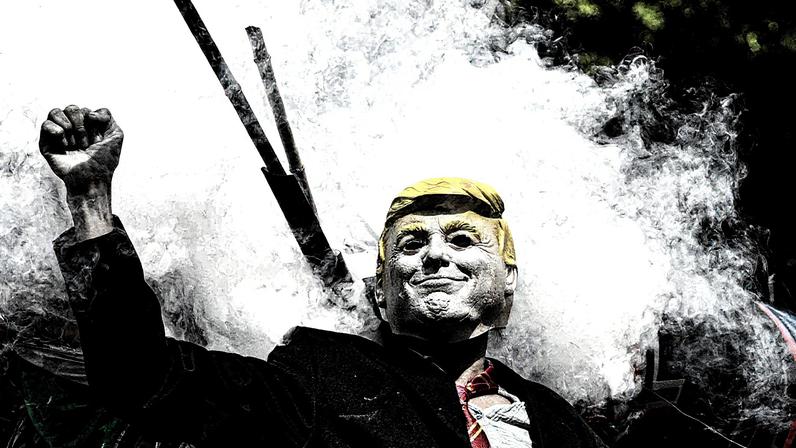 Um manifestante usa máscara do presidente dos EUA, Donald Trump, em protesto contra seu governo, em frente à prefeitura de Los Angeles, Califórnia (Foto: Ronaldo Schemidt - 14.jun.25/AFP)