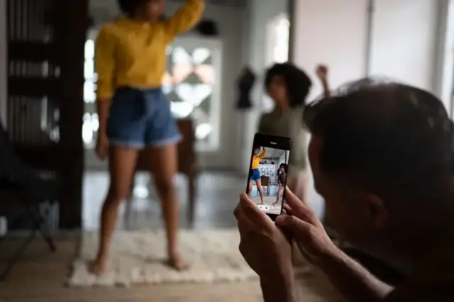 Mas tomou uma nova dimensão com as redes sociais, em que curtidas e compartilhamentos incentivam pessoas a se exporem cada vez mais (Foto: Getty Images)