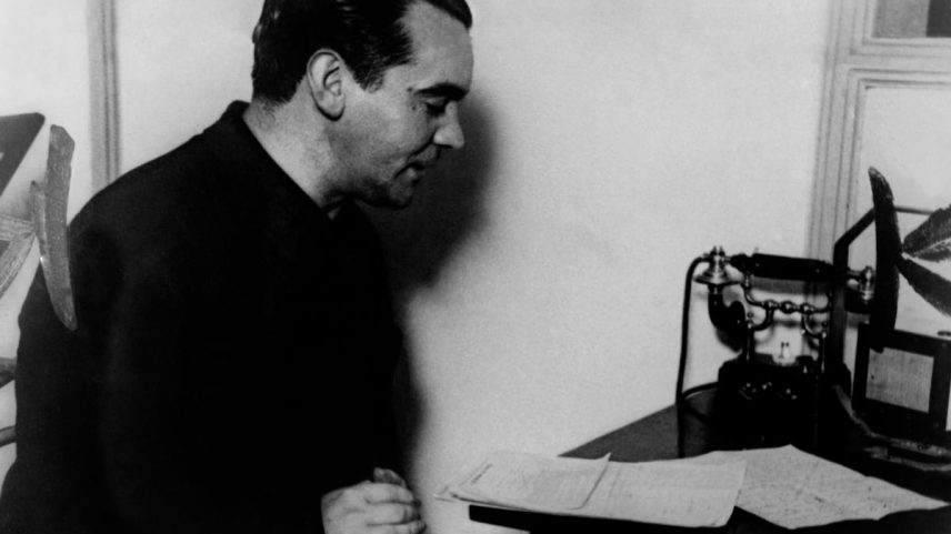 Federico García Lorca em uma audição na Radio Stentor durante sua estadia em Buenos Aires em 1933. (Foto: EFE)