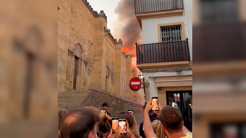 Incêndio declarado nesta sexta-feira na Mezquita de Córdoba. (Foto: EL PAÍS)