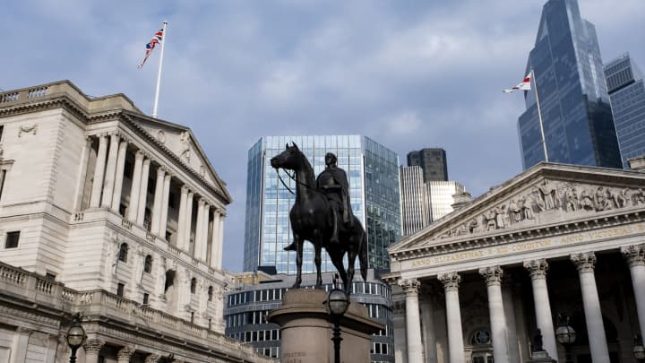 Banco da Inglaterra, o Royal Exchange e a estátua do Duque de Wellington na Cidade de Londres em 19 de fevereiro de 2025, no Reino Unido. (Foto: Mike Kemp | In Pictures | Getty Images)