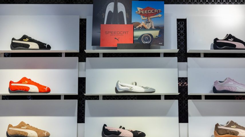 Tênis Puma Speedcat em exposição em uma loja da marca na Carnaby Street, em Londres. (Foto: Betty Laura Zapata/Bloomberg)
