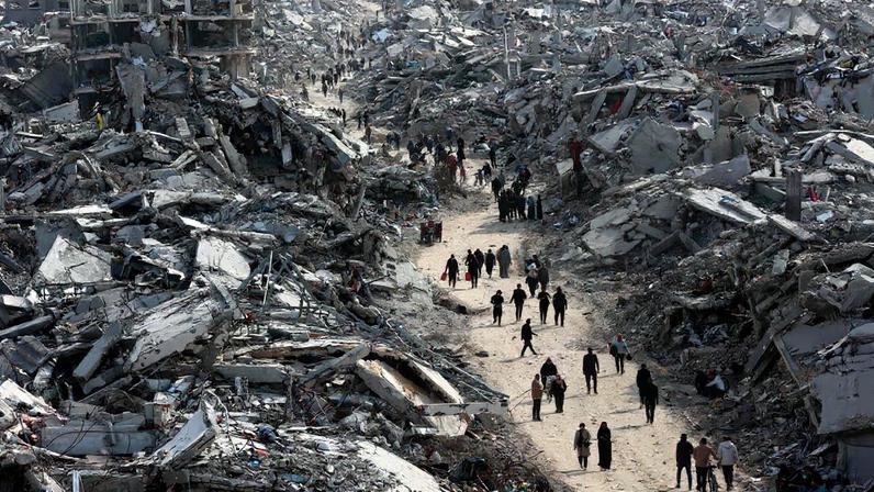 Palestinos deslocados pela guerra retornam ao campo de Jabaliya em janeiro desse ano, no norte da Faixa de Gaza, logo após implementação do cessar-fogo (Foto: Omar AL-Qattaa / AFP)