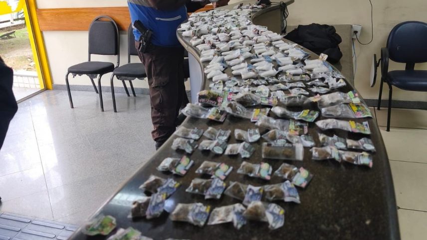 Segurança Presente prende homem com 350 porções de entorpecentes em Niterói (Foto: Divulgação/Segurança Presente)