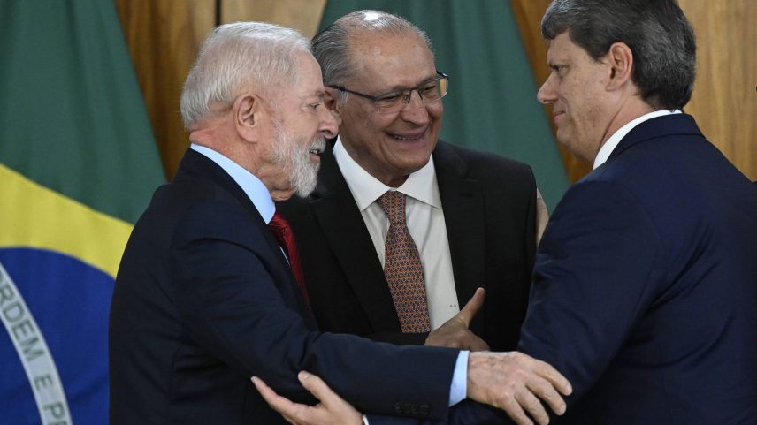 O presidente Lula, o vice, Geraldo Alckmin, e o governador Tarcísio de Freitas, durante assinatura de contratos de financiamento do BNDES para infraestrutura de São Paulo (Foto: Mateus Bonomi - 29.nov.24/AGIF)