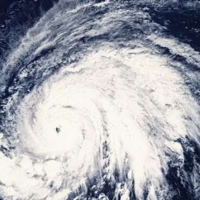 Furacão Erin dobra velocidade do vento e se intensifica no Caribe