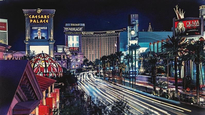 CARTÃO-POSTAL - A Strip de Las Vegas com sua silhueta iluminada de neon (Foto: Reprodução)