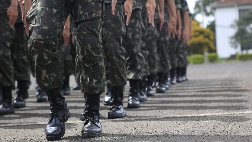 Militares do Exército em fila. (Foto: Acervo 13BIB - Curitiba /PR)