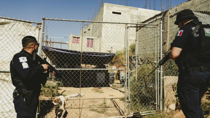 Policiais mexicanos cercam laboratório de fentanil suspeito de ser operado pelo cartel de Sinaloa (Foto: Meridith Kohut/The New York Times)
