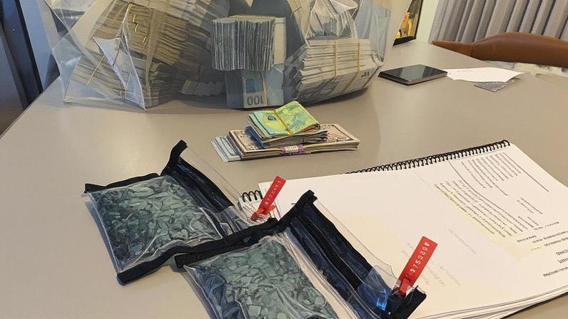 Sacos de esmeralda foram apreendidos nesta manhã durante a operação Ícaro (Foto: Divulgação/MPSP)