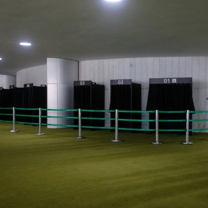 Câmara Municipal inicia troca dos carpetes verdes por novos modelos modernos
