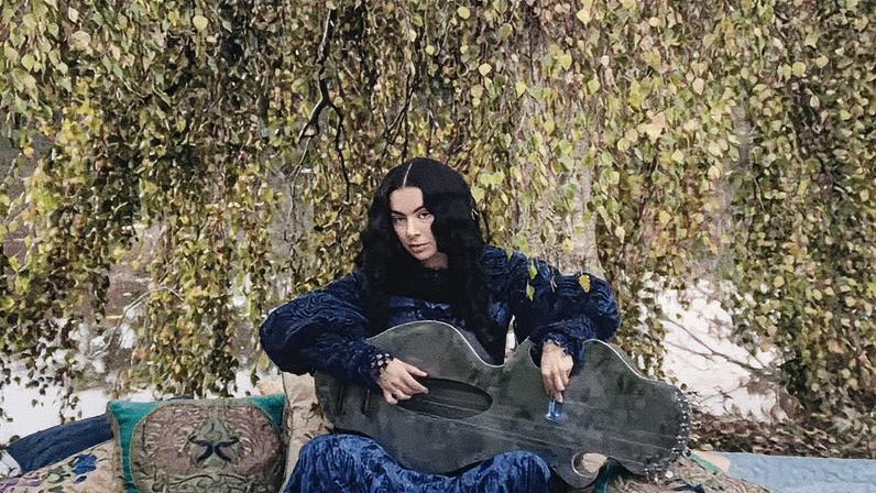 Charli XCX aparece no trailer do próximo drama '100 Nights a Hero', que terá sua estreia mundial no Festival de Cinema de Veneza em setembro. (Foto: Reprodução)