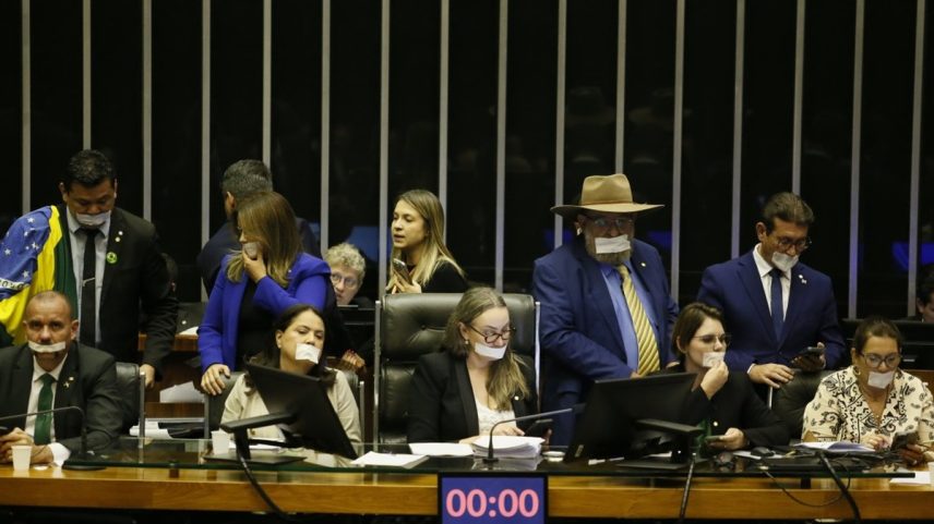 Oposicionistas ocupam a mesa da Câmara (Foto: Cristiano Mariz/Agência O Globo/05/08/2025)