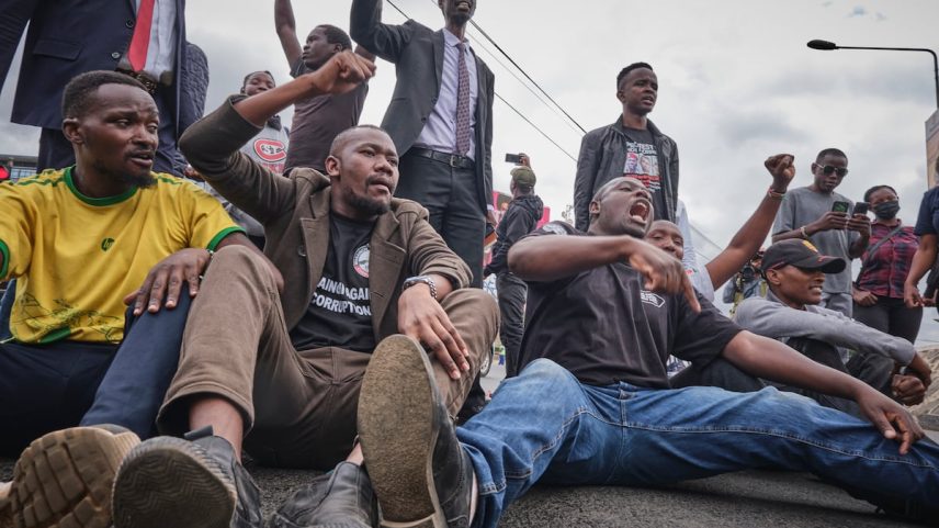 Vários manifestantes protestam em Nairobi no dia 8 de junho de 2025. Al menos 60 pessoas morreram entre junho e julho em Kenia, como consequência da atuação policial e da contenção das mobilizações, que exigem reformas estruturais ao Governo de William Ruto. (Foto: Diego Menjíbar)
