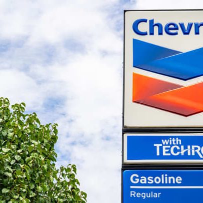 Chevron registra queda no lucro devido a preços baixos do petróleo e aquisição da Hess