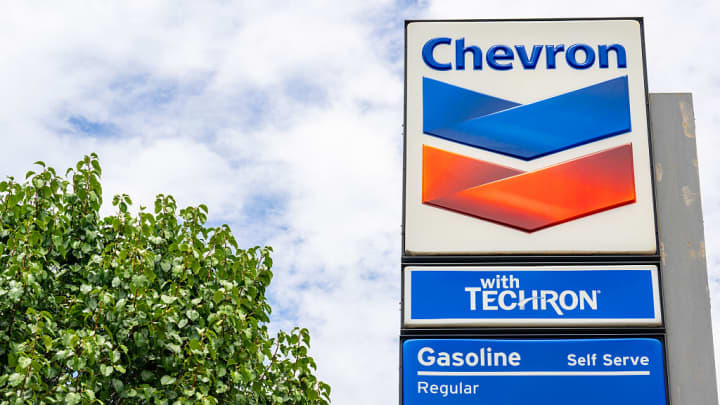 Os preços do posto de gasolina Chevron são vistos em 18 de julho de 2025 em Austin, Texas. (Foto: Brandon Bell | Getty Images)