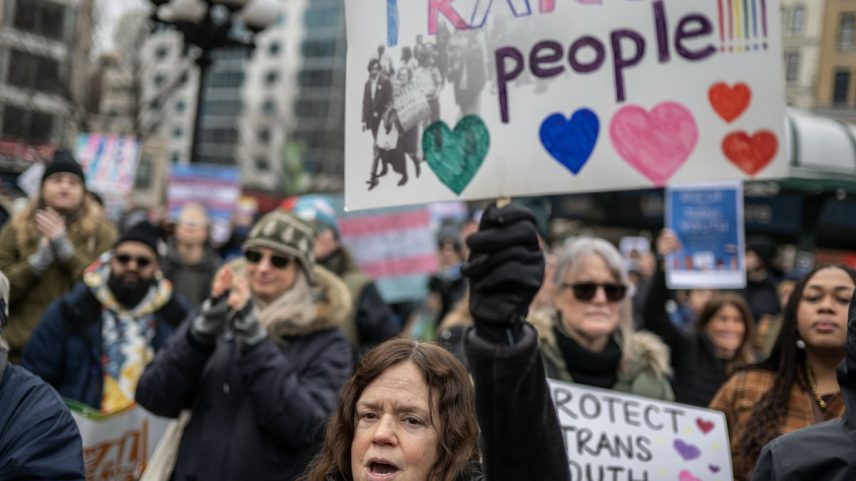 Protesto contra decisão do governo de Donald Trump de limitar o acesso a financiamento de hospitais que fornecem tratamento de transição de gênero (Foto: Victor J. Blue/The New York Times)