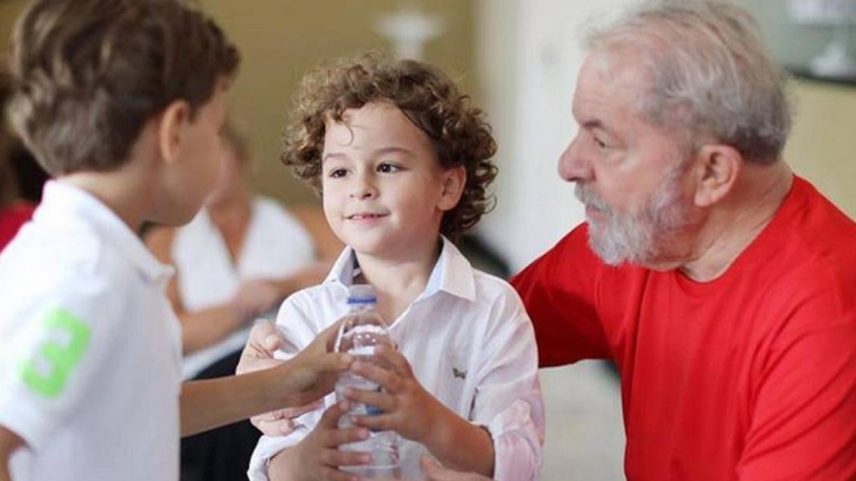 O ex-presidente Lula brinca com seu neto Arthur, vítima de meningite meningocócica (Foto: Divulgação)