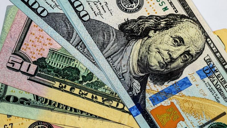 Dólar perdeu força, mas segue como moeda atraente para o mercado (Foto: Freepik)