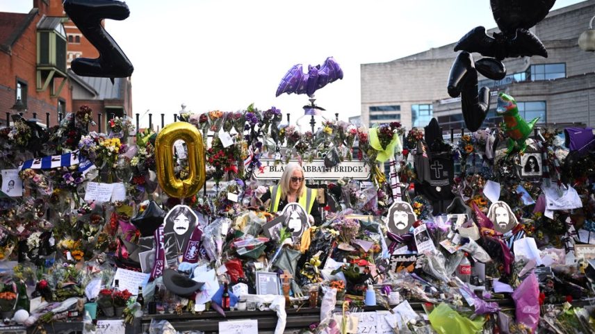 As milhares de homenagens florais a Ozzy Osbourne deixadas na Black Sabbath Bridge foram catalogadas e trituradas para serem espalhadas em seu local de descanso final. (Foto: Reprodução)
