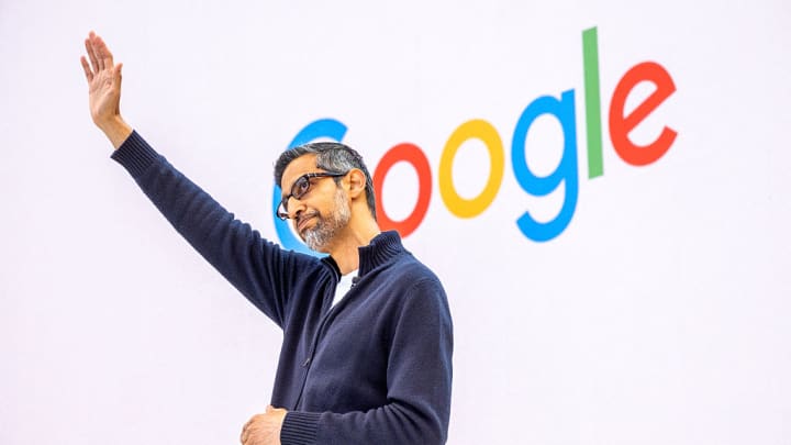 Sundar Pichai, CEO do Google, gesticula para a multidão durante a conferência anual de desenvolvedores I/O do Google em Mountain View, Califórnia, em 20 de maio de 2025. (Foto: David Paul Morris | Bloomberg | Getty Images)