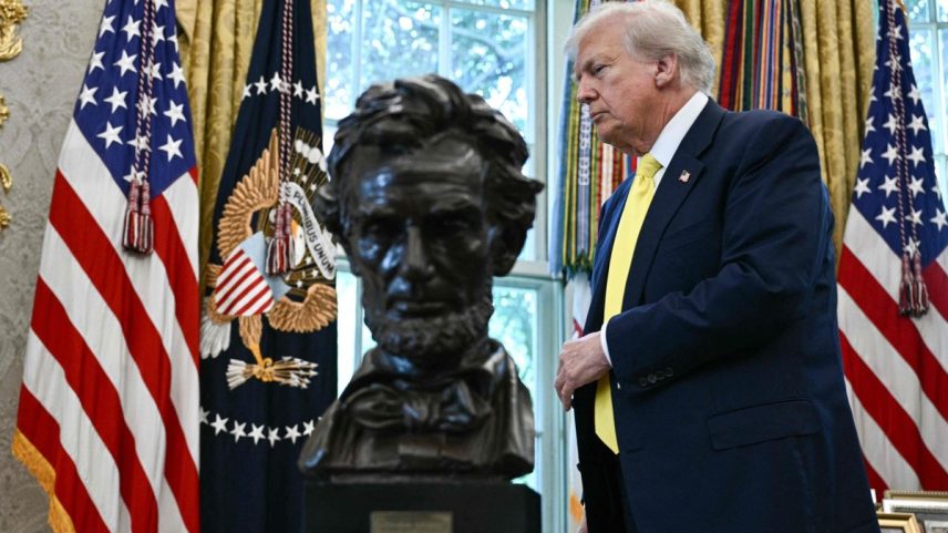 Trump ao lado de um busto do presidente Abraham Lincoln (Foto: AFP)