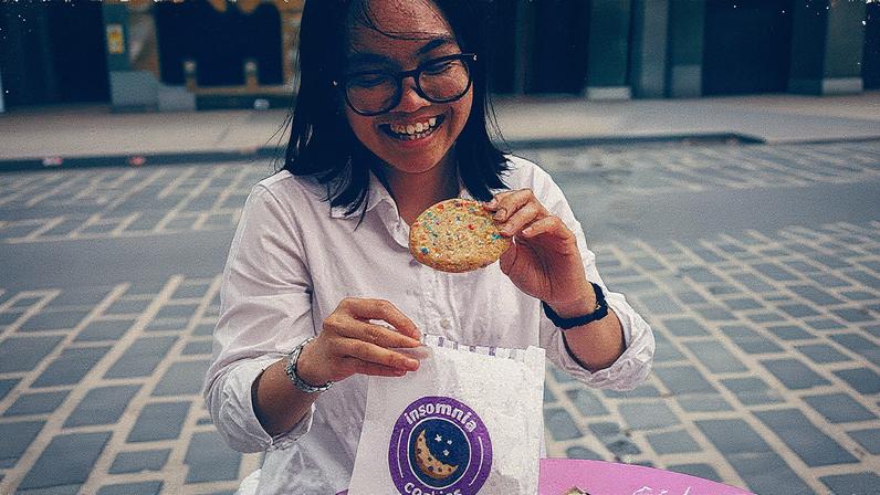 Naomi Barrales agora separa parte do salário especificamente para mimos, como os cookies da Insomnia Cookies, uma rede em Manhattan (Foto: Amir Hamja/The New York Times)