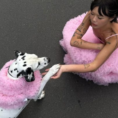 Influencer alemã arrasa ao combinar looks estilosos com sua cachorrinha