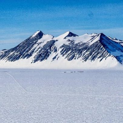 Antártida enfrenta poluição por turismo e ciência, acelerando derretimento da neve