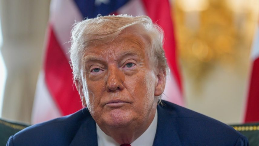 Barbaridades econômicas cometidas por Trump enfraquecem o dólar mundialmente, o que ajuda a moeda brasileira, mas também impacto das tarifas é muito mais setorial (Foto: Christopher Furlong/AP)