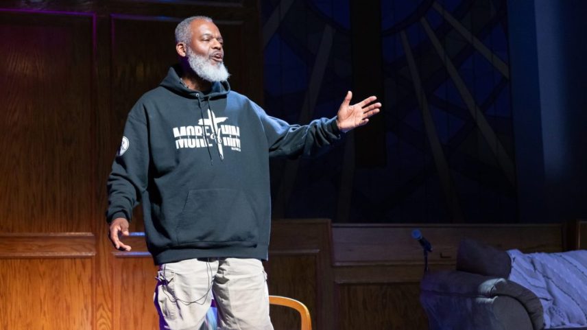 Sheri Gilbert Wilson está no set de sua peça, “The Art of Influence.” (Foto: Reprodução)