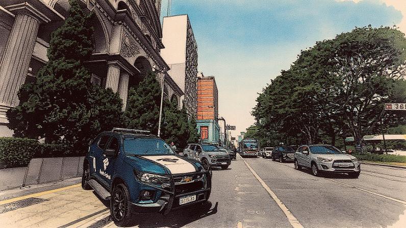 Carros da Receita Federal e da polícia estacionados ao longo da Avenida Faria Lima durante investigação relacionada ao PCC (Foto: Reprodução)