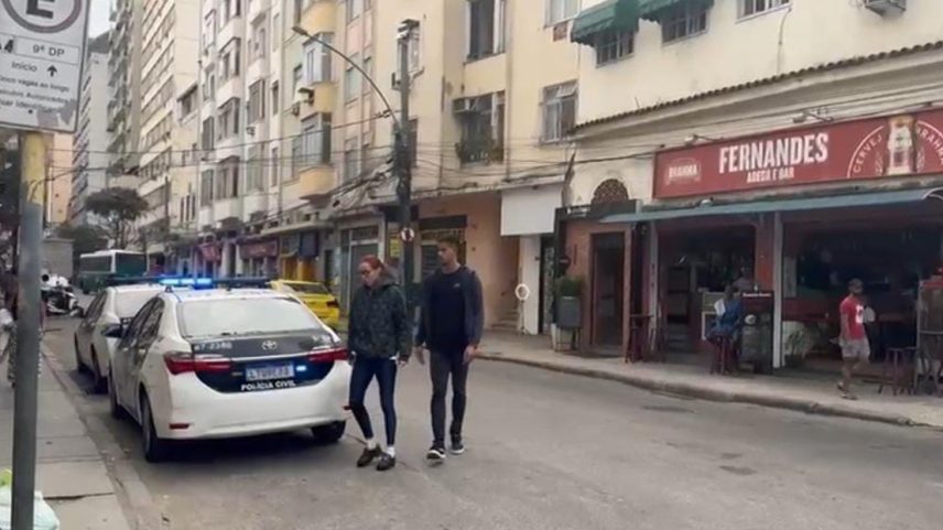 Policial conduz tia acusada de maus-tratos a adolescente de 15 anos no Flamengo (Foto: Divulgação/Polícia Civil)