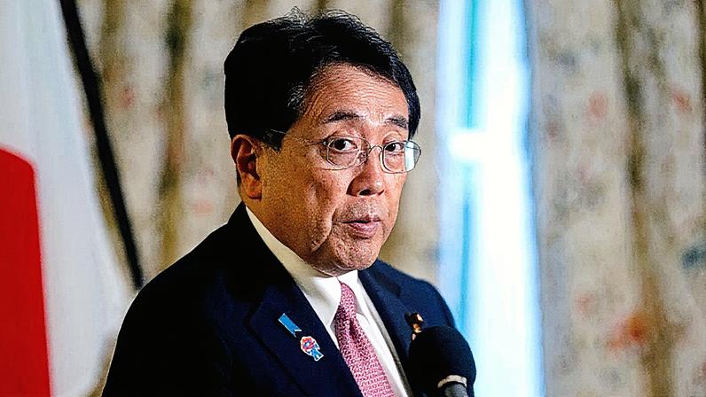 Ryosei Akazawa, ministro da revitalização econômica do Japão, fala com membros da mídia na embaixada japonesa em Washington D.C. em 6 de junho de 2025. (Foto: Bloomberg | Bloomberg | Getty Images)