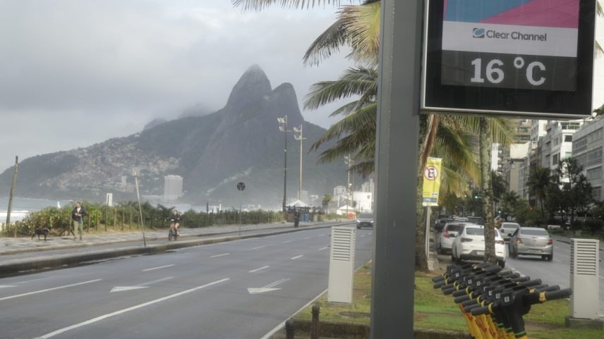 O termômetro no Leblon marcando 16 graus: manhã é de frio no Rio (Foto: Fabiano Rocha/Agência O Globo)