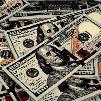 Dólar despenca para R$ 5,47 após ata do Fed sinalizar riscos inflacionários