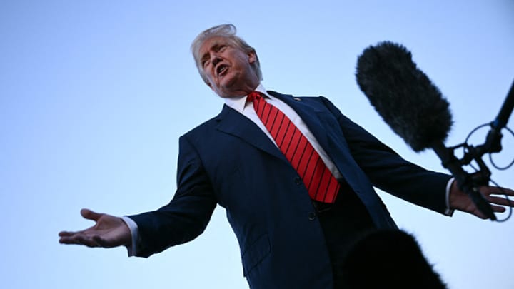 O presidente dos EUA, Donald Trump, fala com jornalistas no Aeroporto Internacional de Lehigh Valley em Allentown, Pensilvânia, em 3 de agosto de 2025, enquanto retorna à Casa Branca de sua residência em Bedminster, onde passou o fim de semana. (Foto: Brendan Smialowski | Afp | Getty Images)