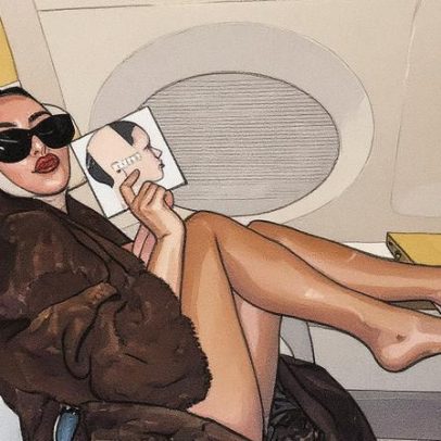 Kim Kardashian exibe novo acessório da Skims durante voo internacional