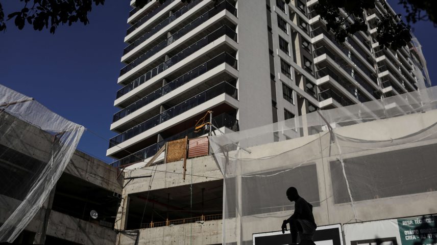 Pessoa em frente a prédio em construção no Rio de Janeiro (Foto: REUTERS/Pilar Olivares)