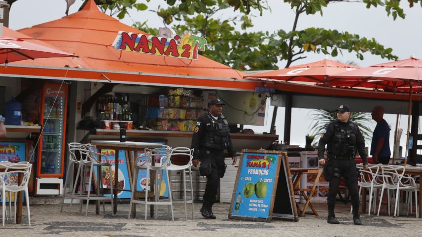 Médicos de SP são mortos a tiros em quiosque na Barra da Tijuca - Todas as vítimas eram de SP e tinham vindo para um congresso internacional de ortopedia. (Foto: Fabiano Rocha / Agência O Globo)