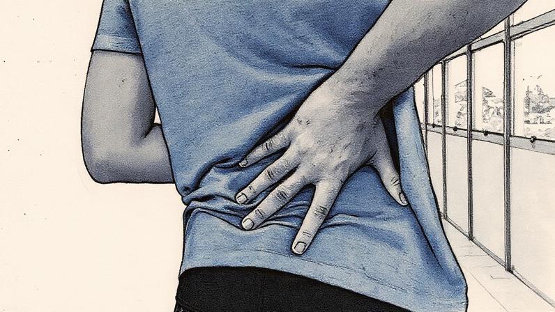 Pessoa focalizada de costas, com camiseta cinza e calça jeans vermelha, coloca o braço direito sobre a coluna, em um corredor com janelas (Foto: USP Imagens)