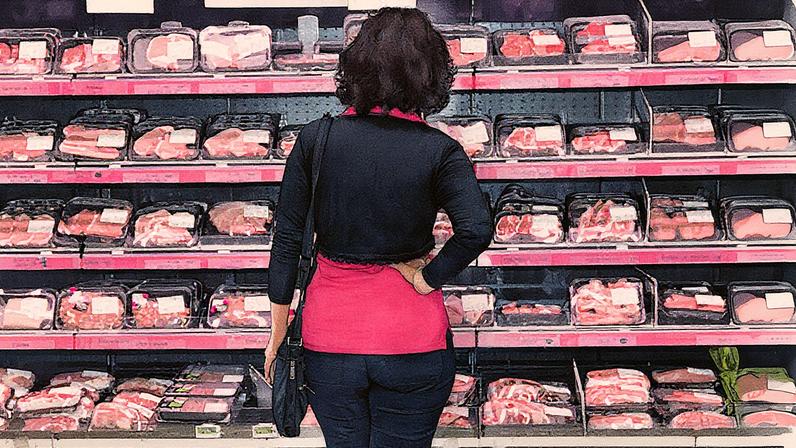 Mulher de meia-idade escolhendo produtos lácteos no supermercado (Foto: Freepik)