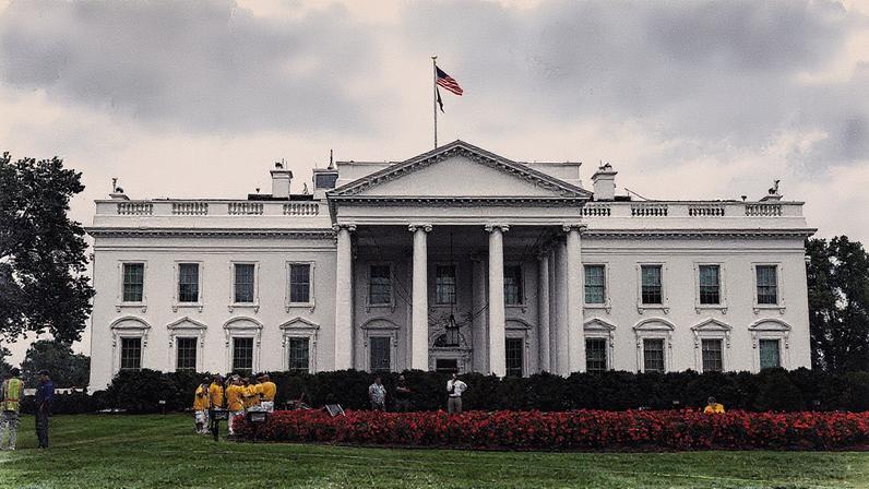 Trabalhadores no gramado da Casa Branca, em Washington, nos EUA (Foto: Alexander Drago/Reuters)