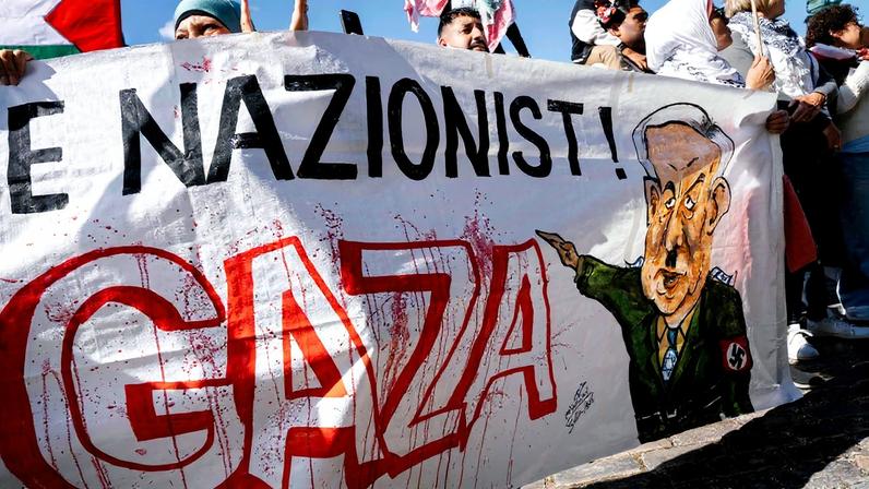 Pessoas marcham com uma faixa retratando o primeiro-ministro de Israel, Netanjahu, como ditador durante uma manifestação nas ruas de Copenhague, na Dinamarca, em 24 de agosto de 2025 (Foto: Emil Nicolai Helms / Ritzau Scanpix / AFP)