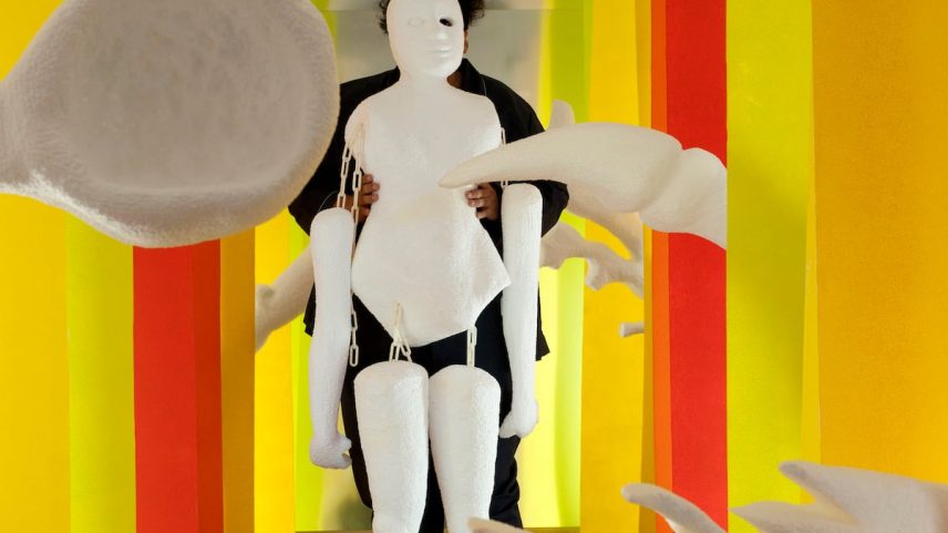 A ilusão da matéria (2015), vídeo de Naufus Ramírez-Figueroa que faz parte da BMW Tate Live: Performa.Tate (Brotherton Lock) (Foto: Naufus Ramírez-Figueroa)