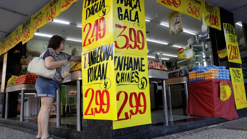 Consumidora compra frutas em mercado no Rio de Janeiro (Foto: Ricardo Moraes/Reuters)