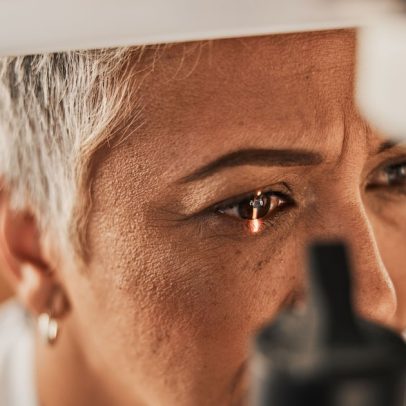 Casos de doença ocular que pode causar cegueira aumentam após os 50 anos