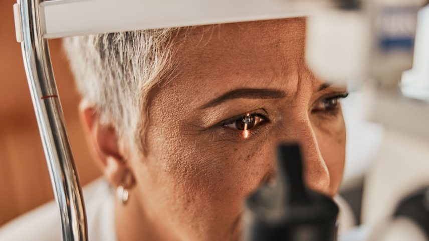 Degeneração macular é uma doença progressiva que ocorre com o envelhecimento e que pode levar à perda da visão. (Foto: Coetzee/peopleimages.com/Adobe Stock)