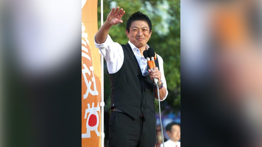 OUTSIDER - Kamiya: bandeira contra globalização e imigrantes o levou longe (Foto: Kaname Muto/The Yomiuri Shimbun/AFP)